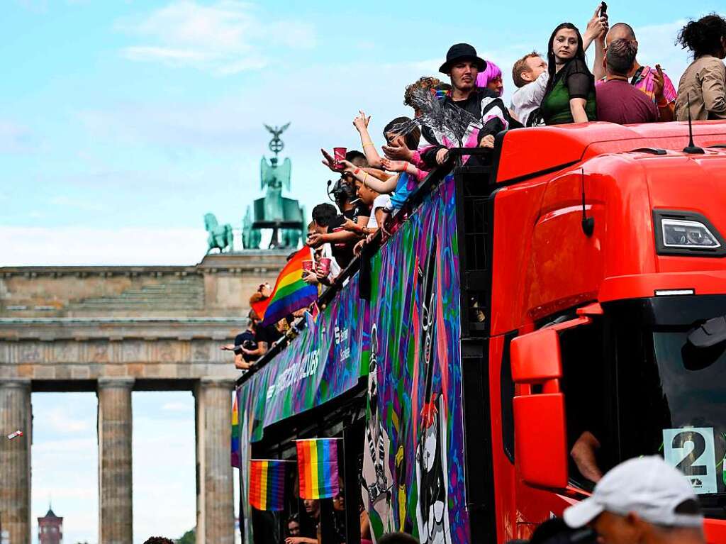 Bunte Kostme und laute Musik: Der Neustart der Loveparade zieht mit Hunderttausenden als 