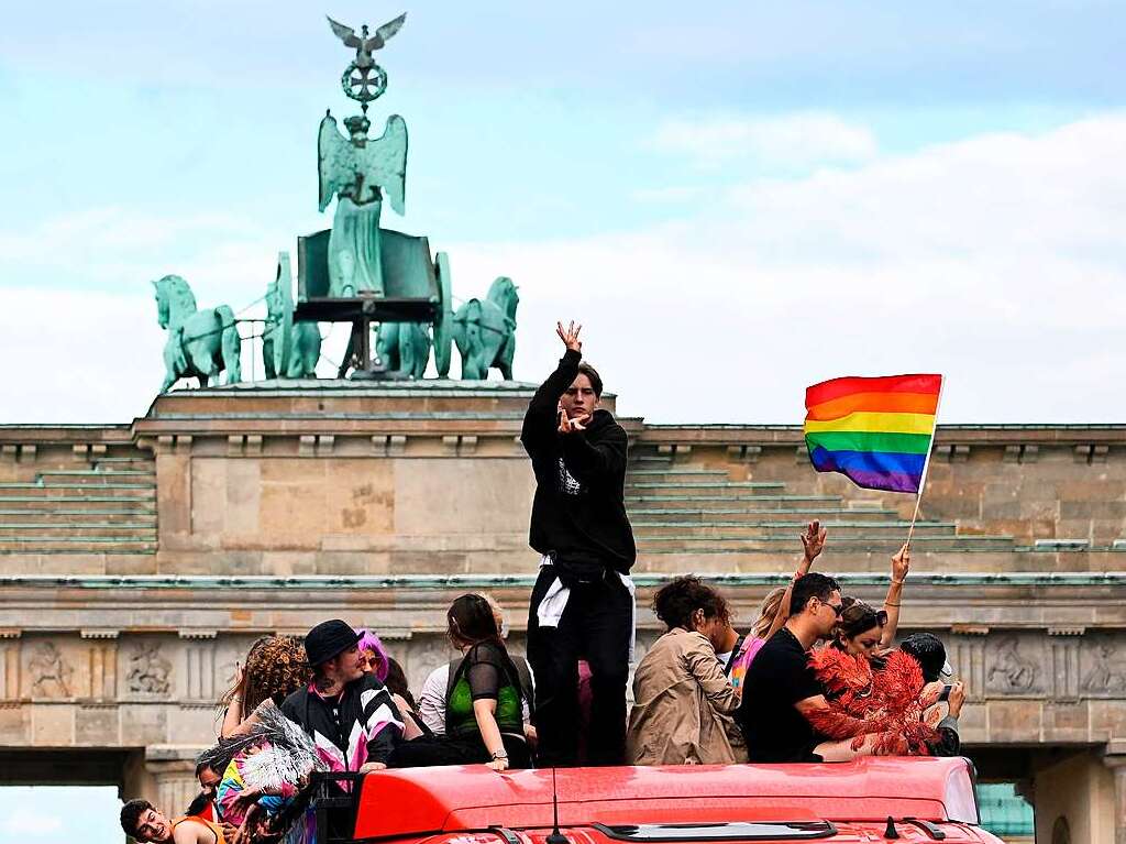 Bunte Kostme und laute Musik: Der Neustart der Loveparade zieht mit Hunderttausenden als 