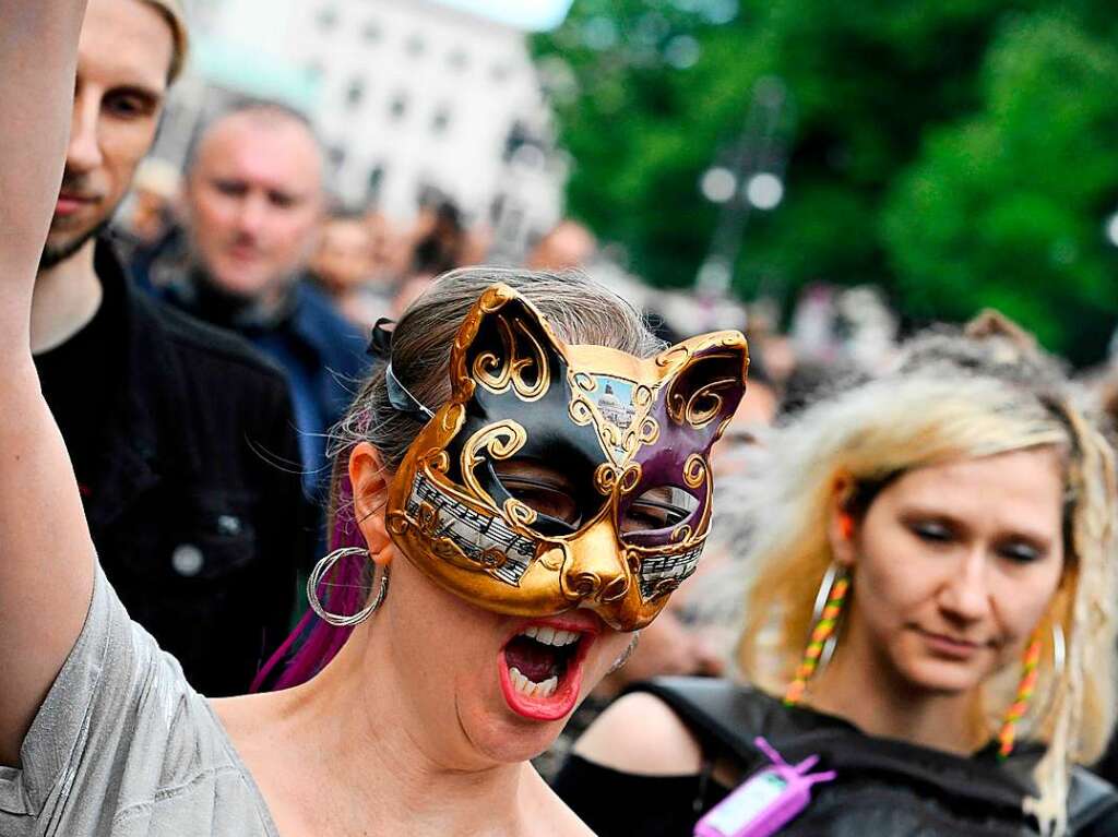 Bunte Kostme und laute Musik: Der Neustart der Loveparade zieht mit Hunderttausenden als 