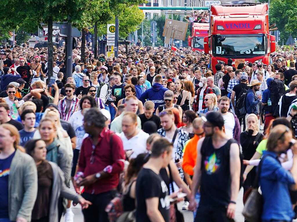 Bunte Kostme und laute Musik: Der Neustart der Loveparade zieht mit Hunderttausenden als 