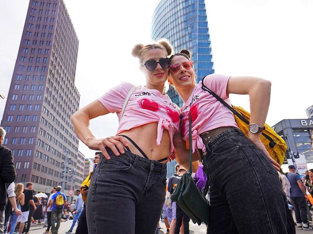 Freundinnen aus Kroatien bei der Rave the Planet Parade am Potsdamer Platz.