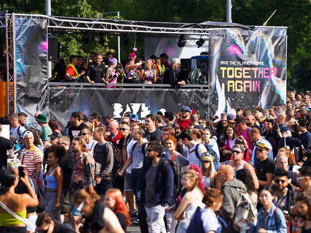 Bunte Kostme und laute Musik: Der Neustart der Loveparade zieht mit Hunderttausenden als 