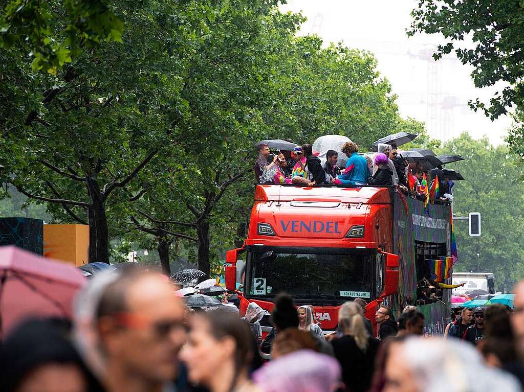 Nur langsam kommen die Trucks bei der Rave the Planet-Parade auf dem Kudamm voran.