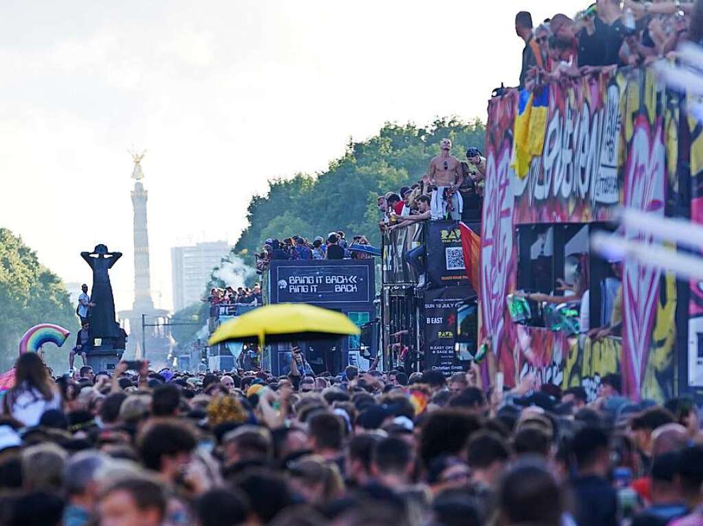 Bunte Kostme und laute Musik: Der Neustart der Loveparade zieht mit Hunderttausenden als 