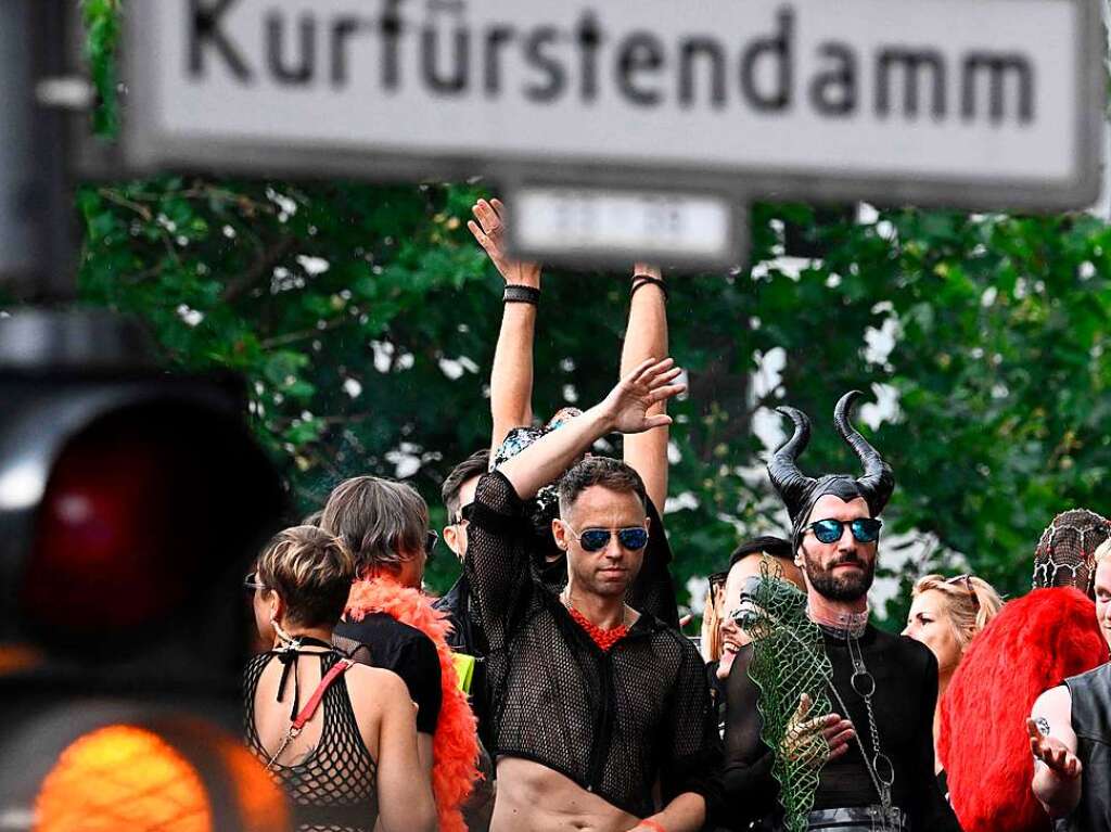 Bunte Kostme und laute Musik: Der Neustart der Loveparade zieht mit Hunderttausenden als 