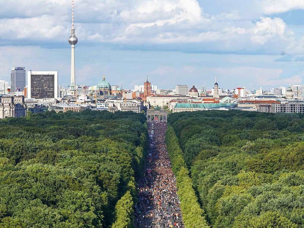 Bunte Kostme und laute Musik: Der Neustart der Loveparade zieht mit Hunderttausenden als 