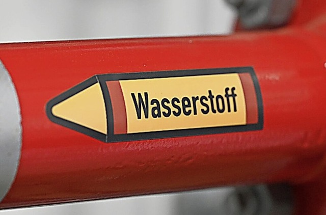 Der Hinweis Wasserstoff an einem Rohr im Verteilzentrum hringen  | Foto: Bernd Weibrod (dpa)