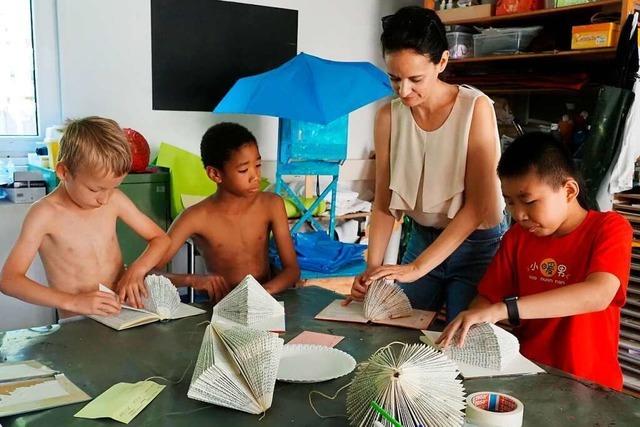 Beim Familientag im Rheinfelder Kulturpark Tutti Kiesi wird eine 100 aus Bambus hergestellt