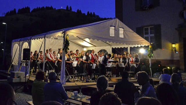 Besondere Abendstimmung bei der Schwarzwaldkapelle vor dem Mnstertler Rathaus  | Foto: Gabriele Hennicke