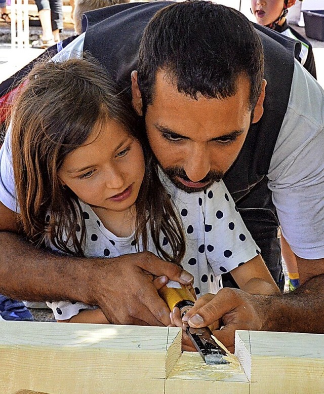 Bei der Zimmerei Weigl drfen Kinder sich am Holz versuchen.  | Foto: Gabriele Hennicke