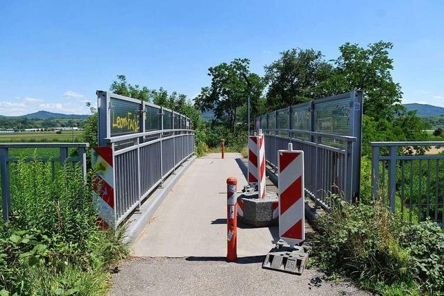 Betonklotz auf Brcke bei Oberschopfheim soll Autos blocken