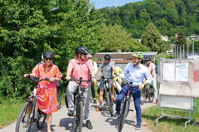 Eine Gruppe erkundete mit Landrtin Ma...Lutz den Kultur-Parcours an der Wiese.  | Foto: Leon Ziegler