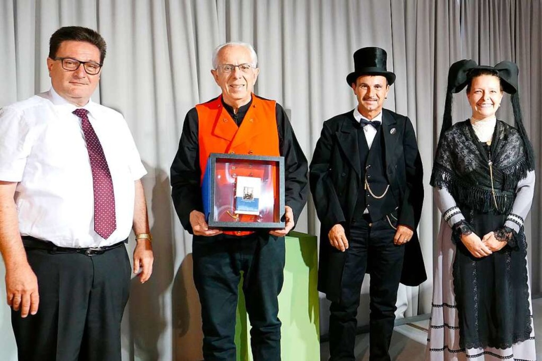 Das Schatzkstlein ging in diesem Jahr...em traditionellen Trachtentrger-Paar.  | Foto: Martina David-Wenk