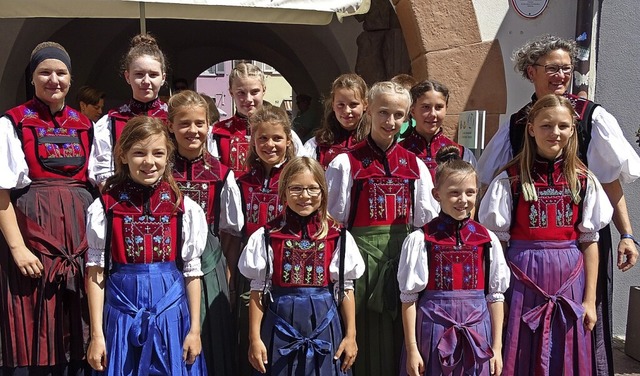 Stolz prsentiert der Nachwuchs von Al... seine Tracht, rechts Simone Hoffmann.  | Foto: Susanne Schleinzer-Bilal