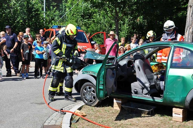 Das ffnen eines Unfallfahrzeugs und d... Feuerwehrfest in Binzen zu verfolgen.  | Foto: Jutta Schtz