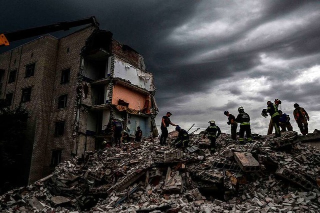 Rettungskrfte am Sonntag in und vor e...n der ukrainischen Stadt Tschassiw Jar  | Foto: MIGUEL MEDINA (AFP)