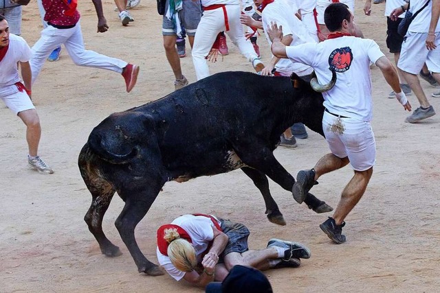 Immer wieder kommt es bei den Sanfermines zu Verletzungen.  | Foto: IMAGO/Ruben Albarran