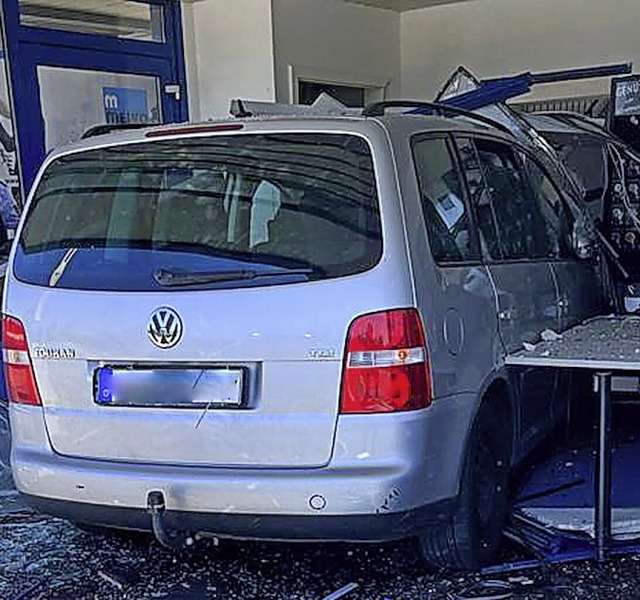 Dieser VW landete im Pfrtnerhuschen.   | Foto: Einsatz-Report24