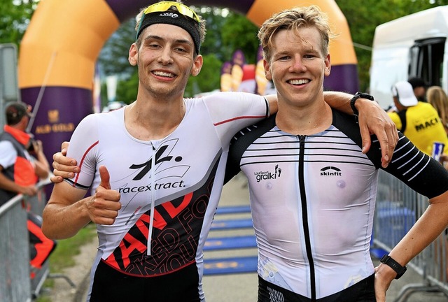 Die schnellsten Triathleten im Schwarz...echts) und der Zweite Lennard Formann  | Foto: Wolfgang Scheu
