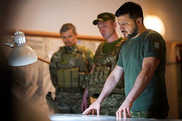 Der ukrainische Prsident Volodymyr Se...der Armee (Aufnahme vom 8. Juli 2022).  | Foto: STR (AFP)
