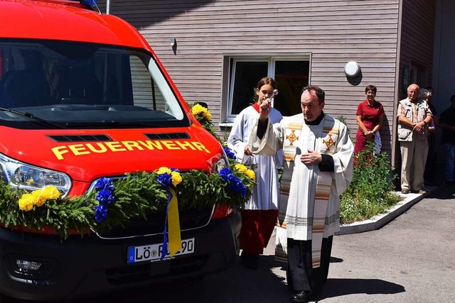 Der katholische Pfarrer Helmut Lffler...e, Mannschaftswagen und die Feuerwehr.  | Foto: Miloslavic