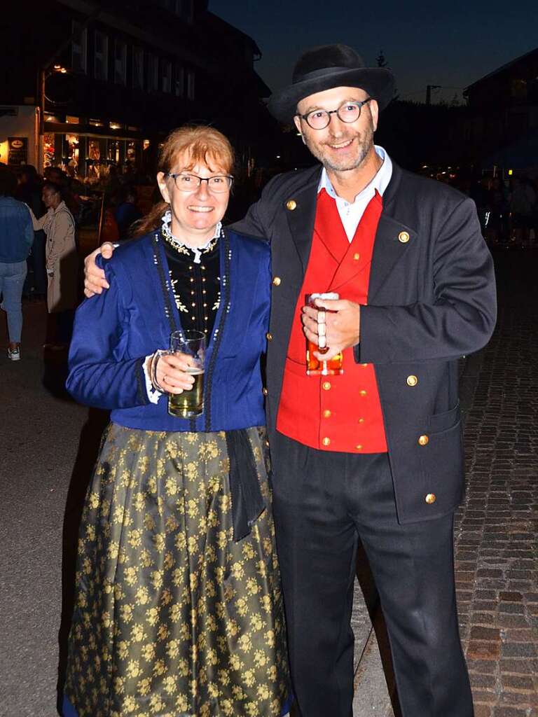 Nachtbummel-Besucher in Hochschwarzwlder Tracht. 