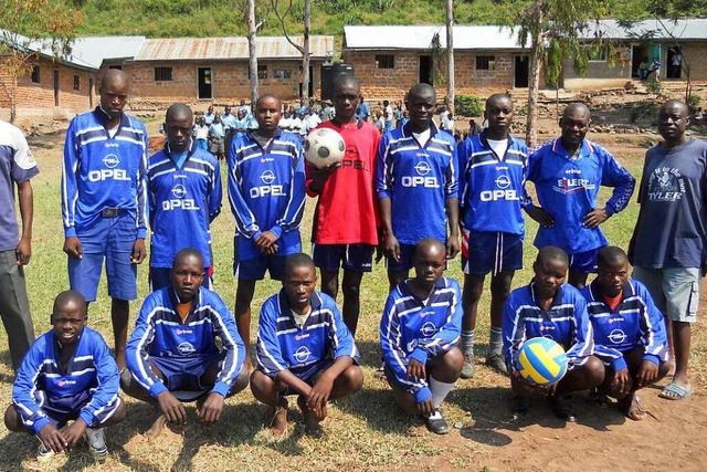 Eine kenianische Fuballmannschaft in Trikots der SF Elzach-Yach  | Foto: privat