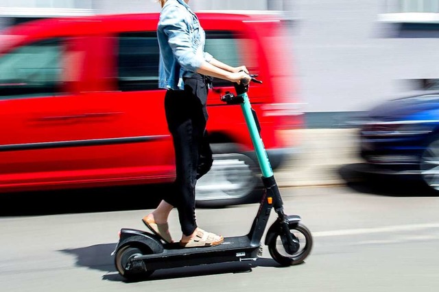 E-Scooter, wie auf diesem Symbolbild, ...inem wohl gestohlenem Modell erwischt.  | Foto: Hauke-Christian Dittrich (dpa)