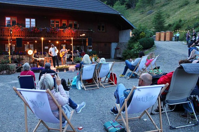 Max Mutzke sang vor einem Publikum, da...icknickdecken gemtlich gemacht hatte.  | Foto: Annika Sindlinger