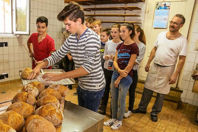 Unter fachkundiger Anleitung von Bcke...8222;5000 Brote&#8220; Bauernbrot her.  | Foto: Sandra Decoux-Kone