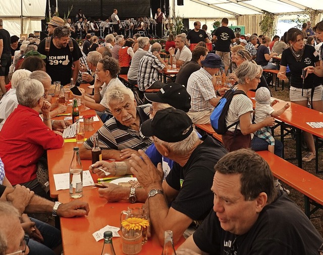 Das Festzelt war um die Mittagszeit gefllt.   | Foto: Hans-Jrgen Sackmann