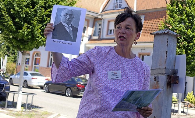 Stadtfhrerin Manuela Eder erinnerte b...en Zeitungsverleger Peter Krauseneck.   | Foto: Roswitha Frey