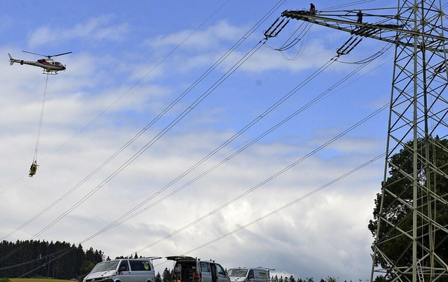 Ein Helikopter bringt Monteure an die  Hchstspannungsleitung am Oberaltenweg.    | Foto: Sonja Niederer