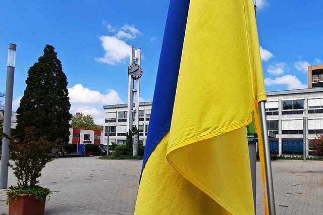 Eine ukrainische Flagge weht vor dem Weiler Rathaus.  | Foto: Hannes Lauber