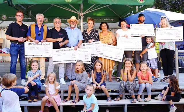 Der Frderverein IG Dorffest hatte tro...sammelt, die nun weitergegeben wurden.  | Foto: Beate Zehnle-Lehmann