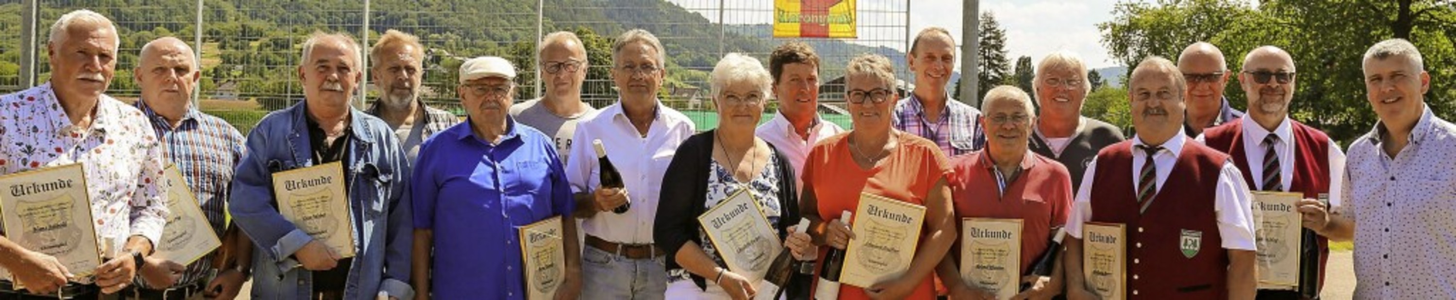 Langjährige Mitglieder des SV Münchwei...ngagement zu Ehrenmitgliedern ernannt.  | Foto: Sandra Decoux