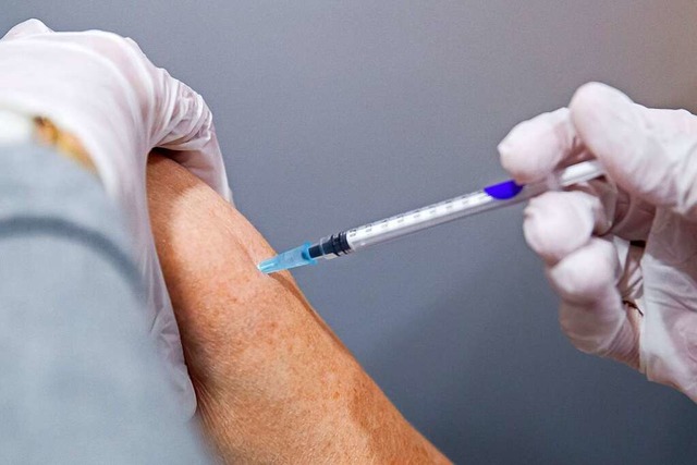 Ein lterer Mann wird im Nrnberger Impfzentrum auf dem Messegelnde geimpft.  | Foto: Daniel Karmann (dpa)