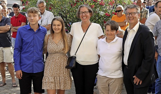 Bettina Kist freut sich mit ihrer Familie ber den Wahlsieg.   | Foto: bz