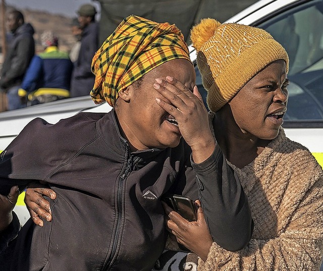 Trauer nach den Schssen in einer Bar in Soweto  | Foto: Shiraaz Mohamed (dpa)