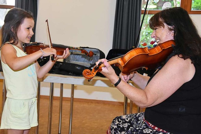 Eva will die Geige spielen. Lehrerin Sabine  Rusdea zeigte es ihr.  | Foto: Andrea Steinhart