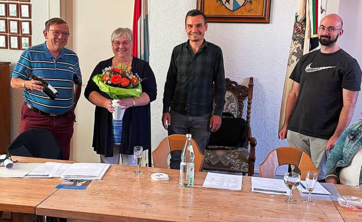 Der neue Ehrenvorsitzende Hansjörg Lau...rtreter Maximilian Kottler (von links)  | Foto: Freiburger Mundartgruppe