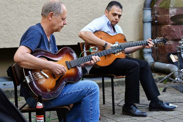 Das Angelo-Brand-Duo beim Auftritt an der Michaelskirche  | Foto: Rita Eggstein