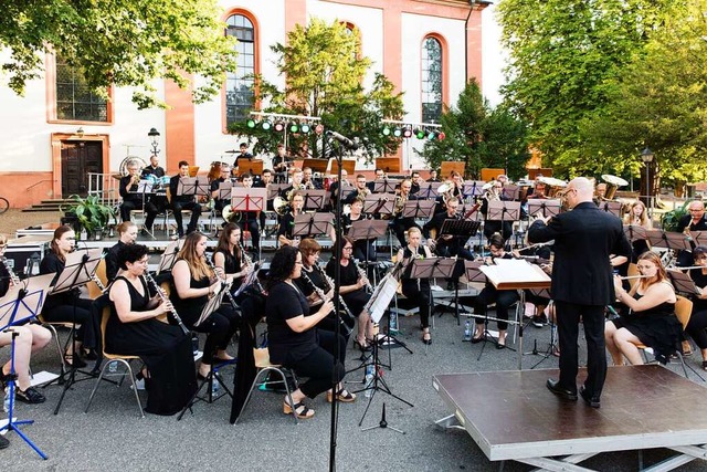 Nicht nur der Kirchplatz, auch die Bhne war voll besetzt.  | Foto: Gabriele Zahn