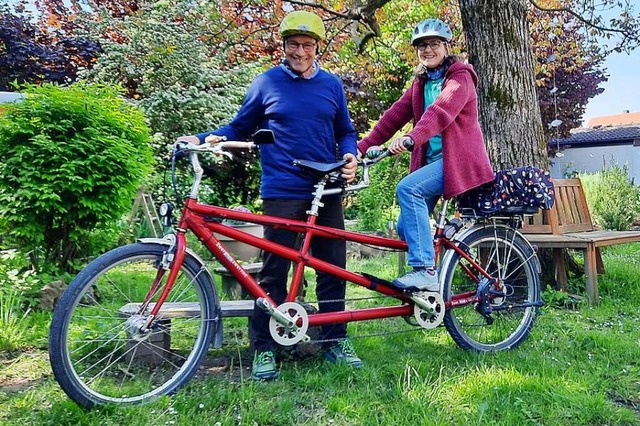 Jacqueline Campana und ihr Mann  Thoma...em Exemplar aus ihrem Zweirad-Fuhrpark  | Foto: Erika Bader