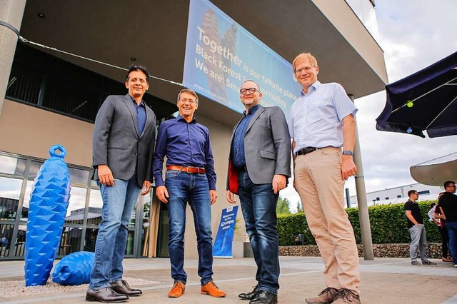 Einweihung mit Besuch aus dem Silicon ...r dem Unternehmensgebude in Ettenheim  | Foto: Adrian Hofmann