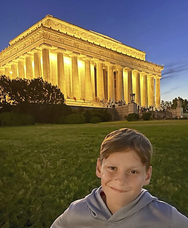 Zisch-Reporter Liam Rauch vor dem Lincoln Memorial in Washington  | Foto: privat