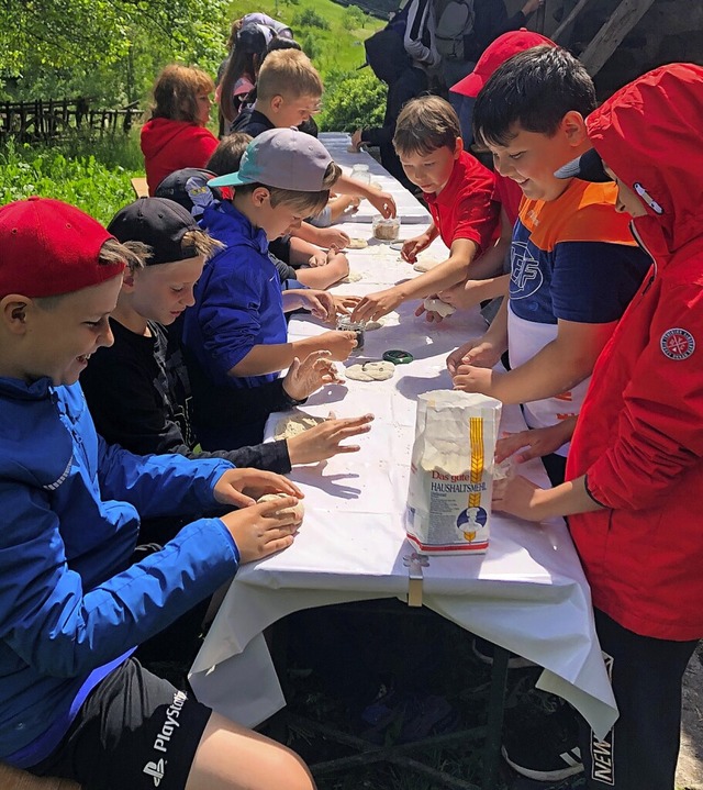 Die Klasse 4a der Grundschule Tumringe...o wie man es vor 100 Jahren getan hat.  | Foto: privat