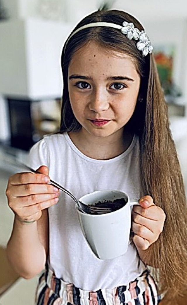 Liliana Scherer mit einem leckeren Tassenkuchen  | Foto: privat