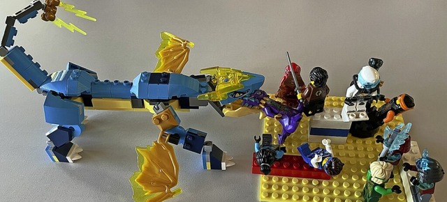 Die sechs Ninja Freunde mit ihrem Drachen im Kampf gegen bse Fieslinge.  | Foto: privat