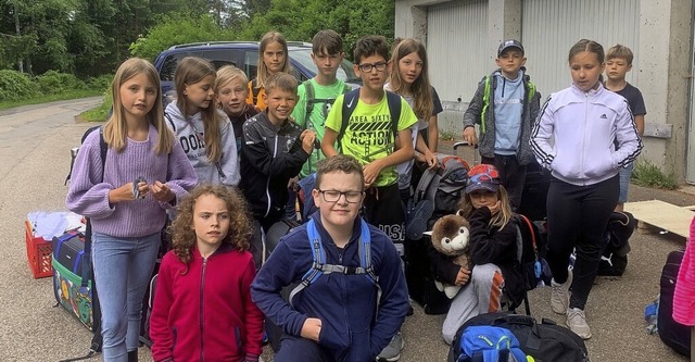 Ein Teil der Kinder der Klasse 4b der ...chule auf ihrem Weg ins Landschulheim.  | Foto: privat